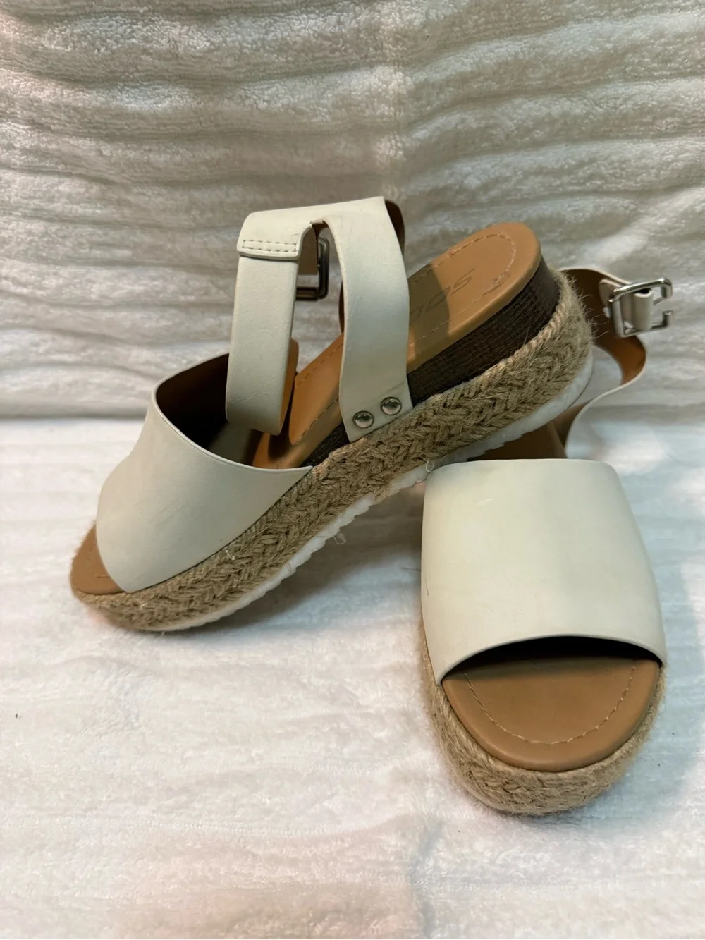 Platform sandal - Picture 2 of 2